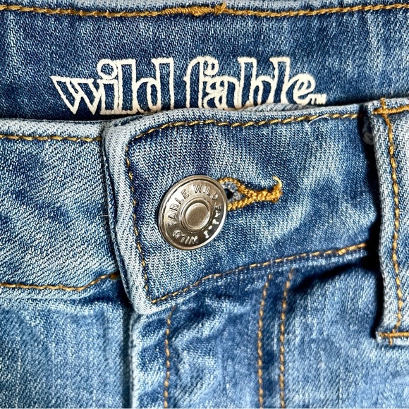 WILD Fable High Rise Mom Denim Jean Distressed Size 2 - Picture 3 of 5